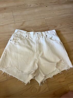 Levi’s High Waisted Mom Shorts White Distressed – Size 29